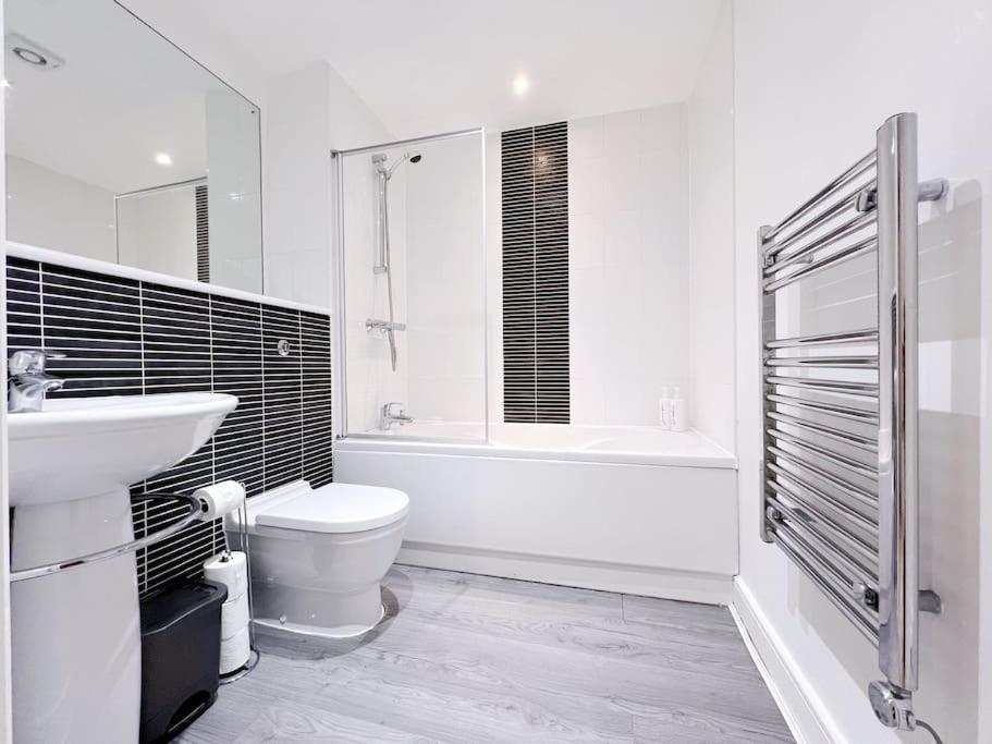 Stylish Seaview One-Bedroom Apt Swansea Buitenkant foto