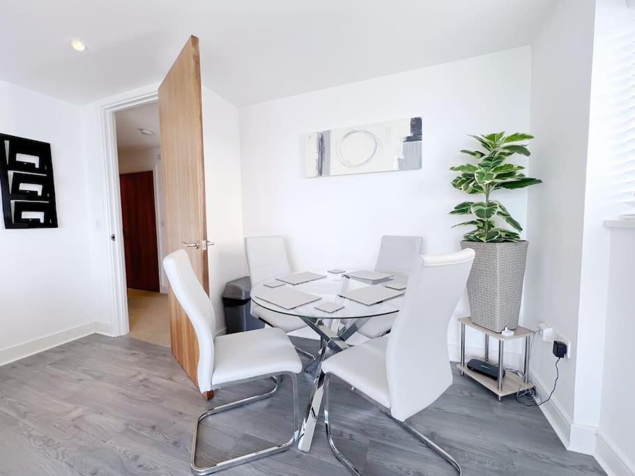 Stylish Seaview One-Bedroom Apt Swansea Buitenkant foto