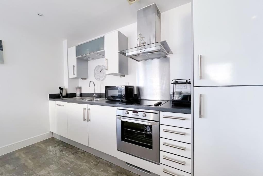 Stylish Seaview One-Bedroom Apt Swansea Buitenkant foto