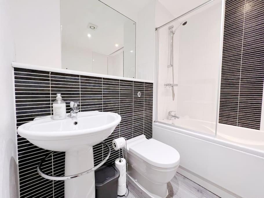 Stylish Seaview One-Bedroom Apt Swansea Buitenkant foto