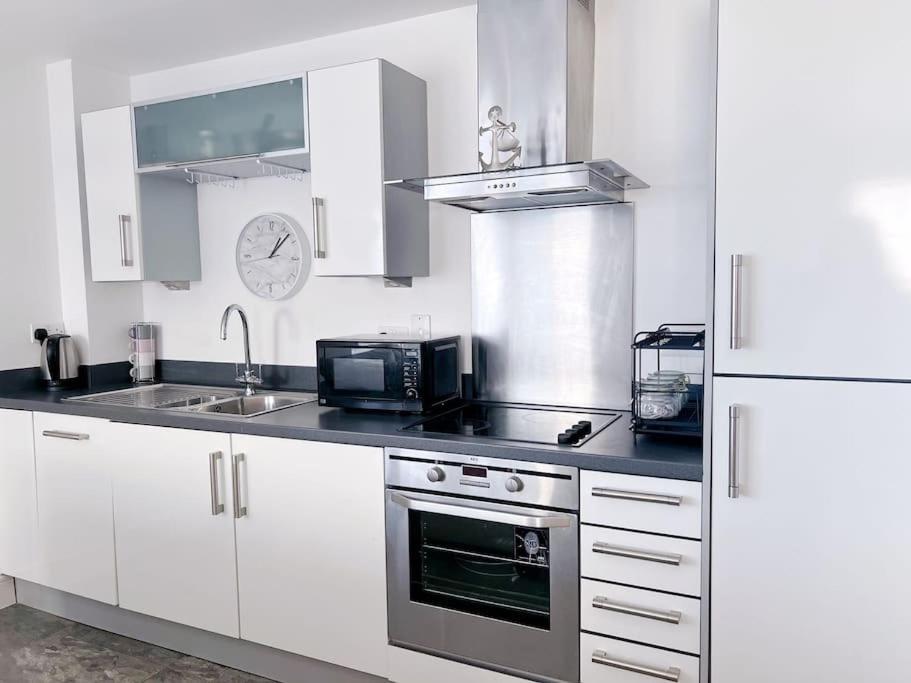 Stylish Seaview One-Bedroom Apt Swansea Buitenkant foto